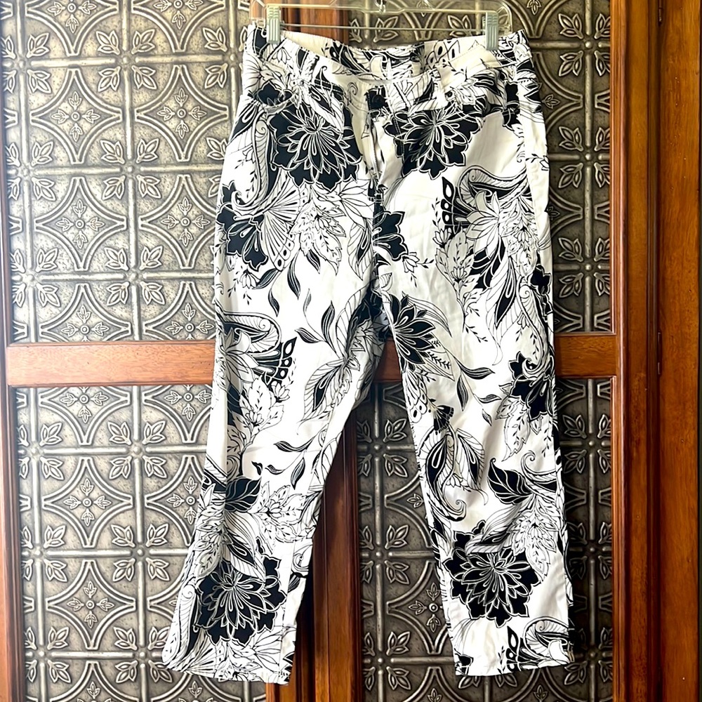 Chicos black and white capri euc
